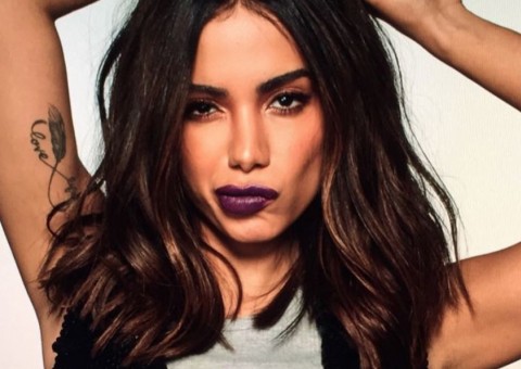 Após viagem aos EUA, Anitta desembarca com namorado a tiracolo