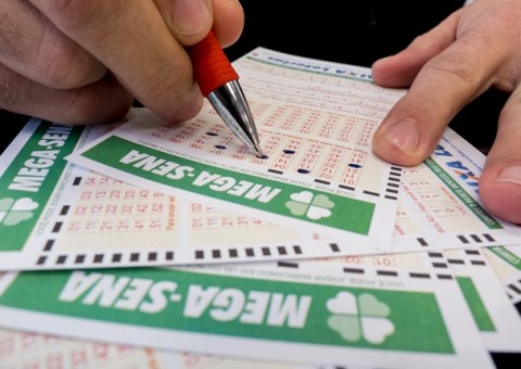 Mega-Sena acumula e pode pagar R$ 55 milhões na quarta-feira