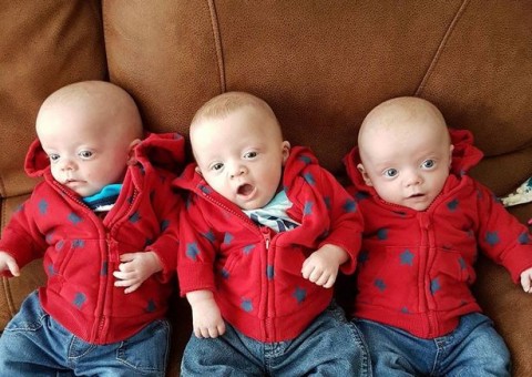 Mãe de bebês trigêmeos encontra dois mortos dentro do berço 