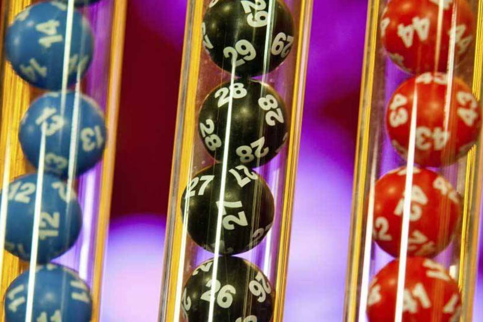 Mega-Sena acumula e pode pagar R$ 55 milhões na quarta-feira