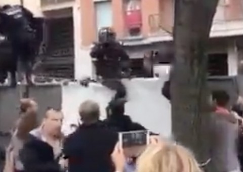 Confrontos durante referendo da Catalunha já deixam pelo menos 337 feridos; vídeos