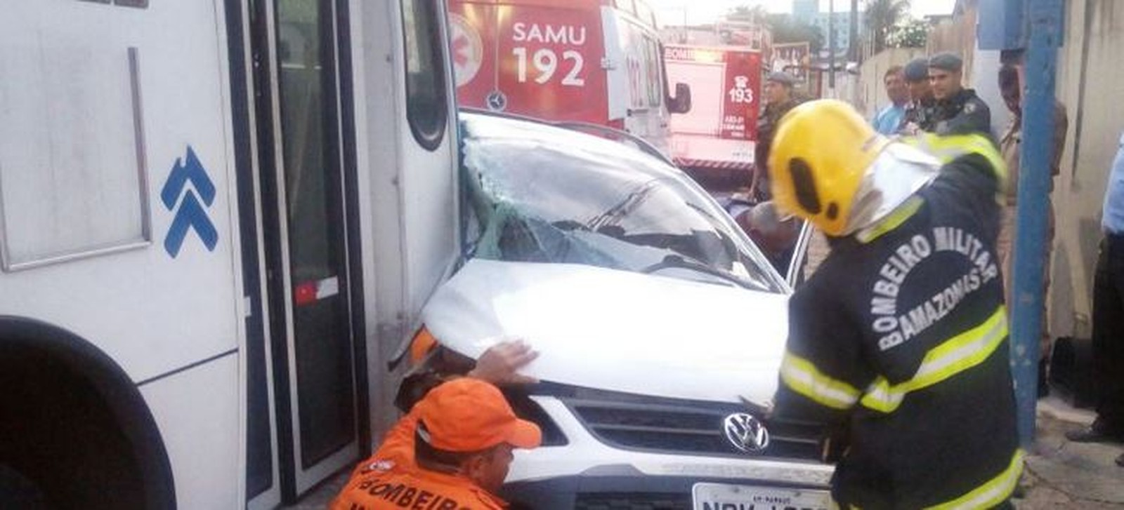 Ônibus esmaga Saveiro em Manaus