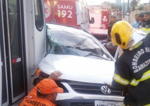 Ônibus esmaga Saveiro em Manaus