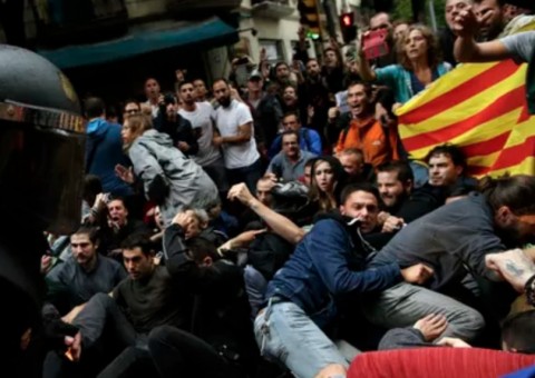 Mais de 700 pessoas ficam feridas em confrontos com policiais na Catalunha