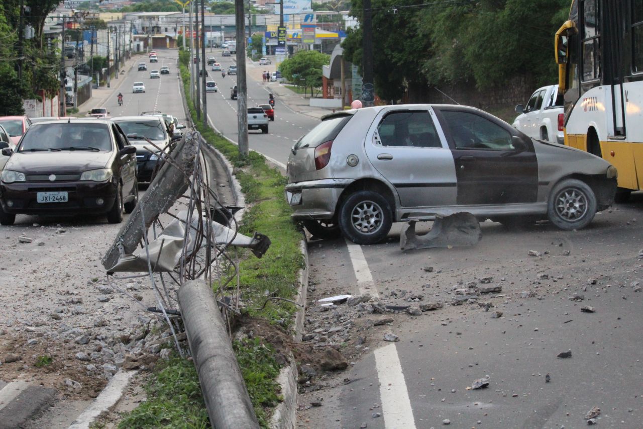 Bêbado, homem destrói carro e arranca poste em avenida de Manaus