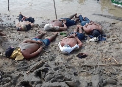 Cansados de assaltos, pescadores amarram e colocam 'piratas' de cara na lama no AM