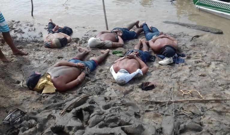 Cansados de assaltos, pescadores amarram e colocam 'piratas' de cara na lama no AM