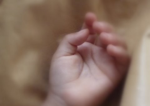 Pai é flagrado ao fumar maconha com bebê de 10 dias de vida dentro de carro