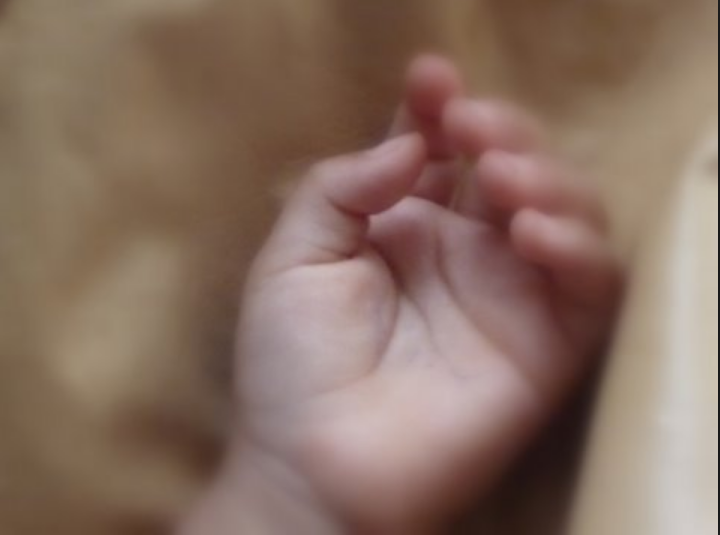 Pai é flagrado ao fumar maconha com bebê de 10 dias de vida dentro de carro