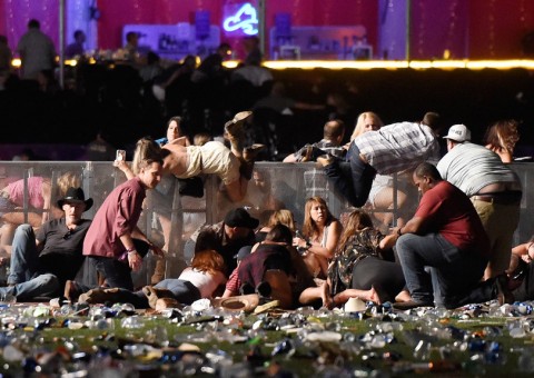 Atirador de 64 anos deixa cerca de 50 mortos e 200 feridos em show de Las Vegas  