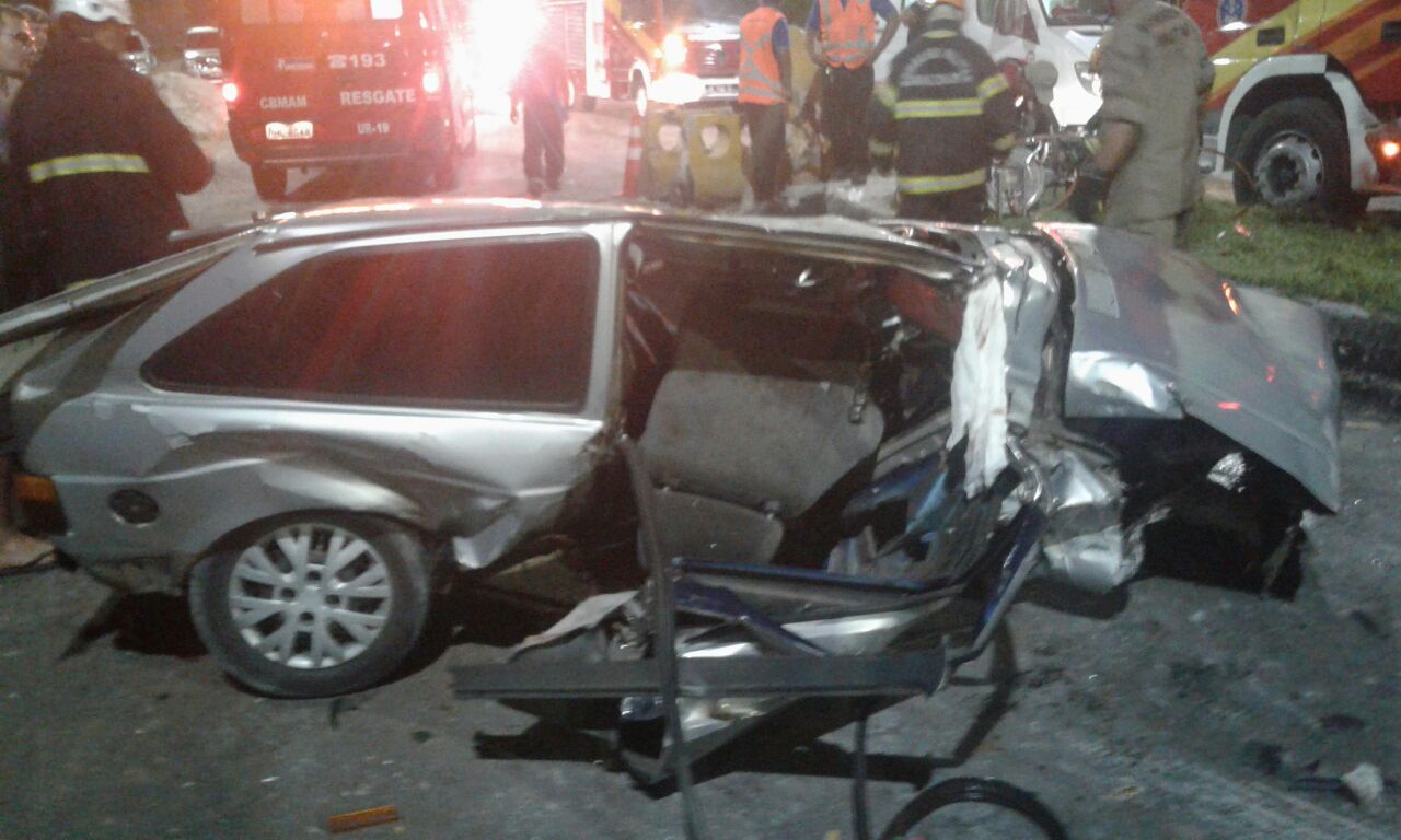 Jovem fica gravemente ferido durante capotamento em avenida de Manaus