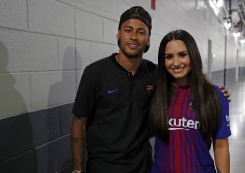 Neymar deixa comentário sugestivo em foto de Demi Lovato e fãs vão à loucura