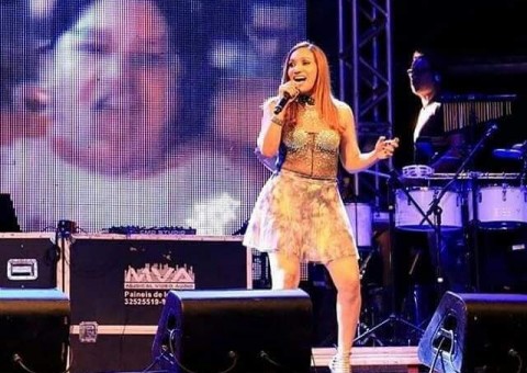 Jôci Carvalho faz apresentação na abertura do Outubro Rosa em Manaus 