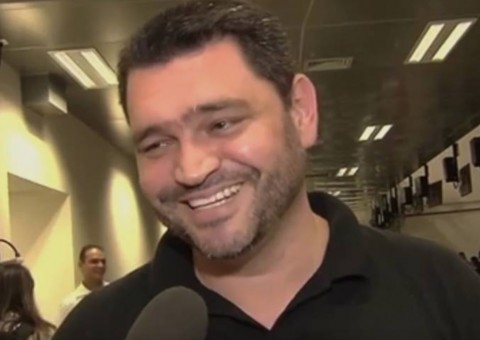 Preocupado, passageiro grava vídeo em aeroporto para 'salvar casamento'