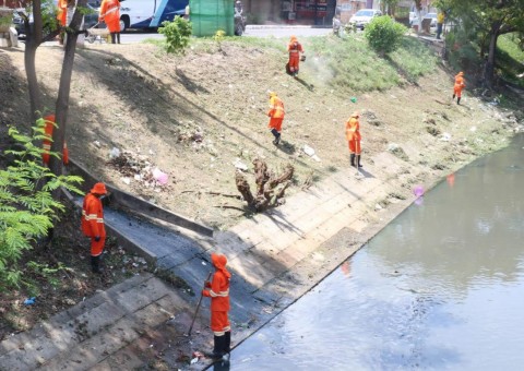 Sistema de igarapés da Cachoeirinha recebe limpeza em Manaus 