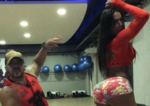 De short micro, Gracyanne Barbosa faz treme treme com bumbum gigante 
