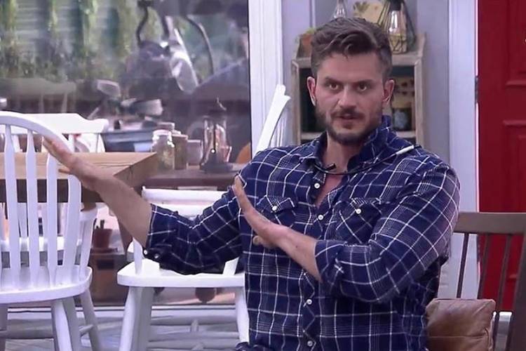 Carro de som é enviado para ‘A Fazenda’ com recado para Marcos Harter