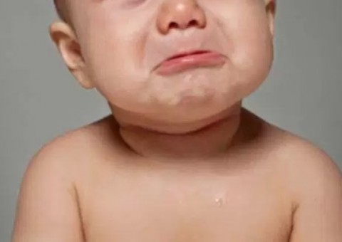 Mãe admite que torce que filho morra dormindo e desabafo gera polêmica 