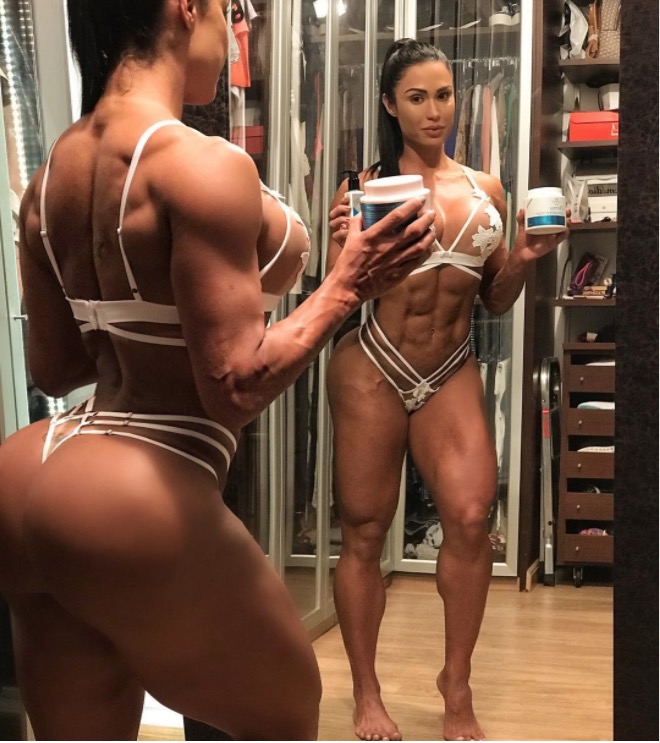 Gracyanne Barbosa posa de lingerie transparente e choca com bumbum avassalador 