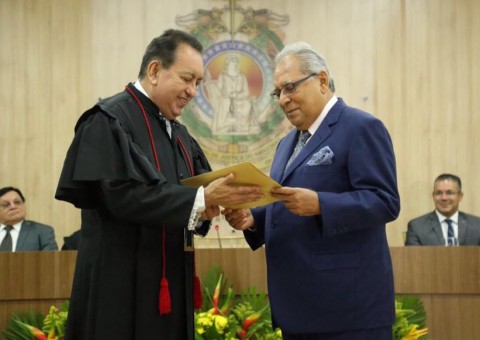 Justiça determina que Aleam dê posse a Amazonino em seis horas