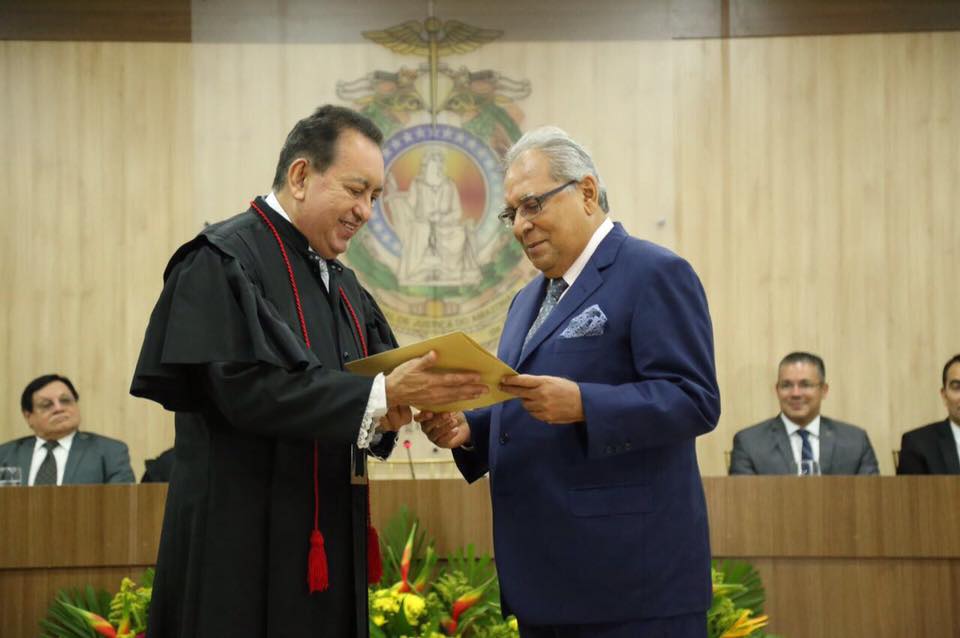 Justiça determina que Aleam dê posse a Amazonino em seis horas