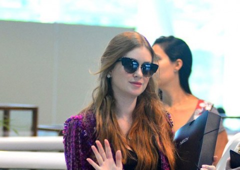 Às vésperas do casamento, Marina Ruy Barbosa aparece toda estilosa em aeroporto