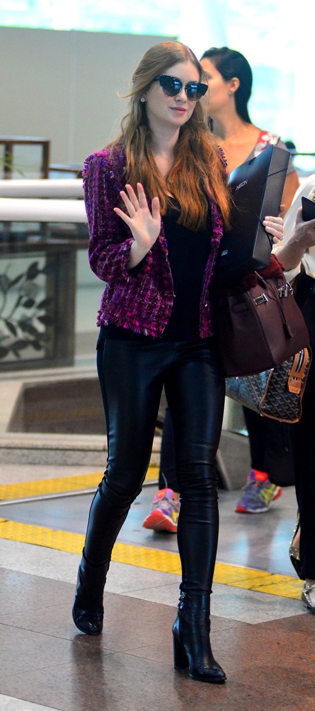 Às vésperas do casamento, Marina Ruy Barbosa aparece toda estilosa em aeroporto