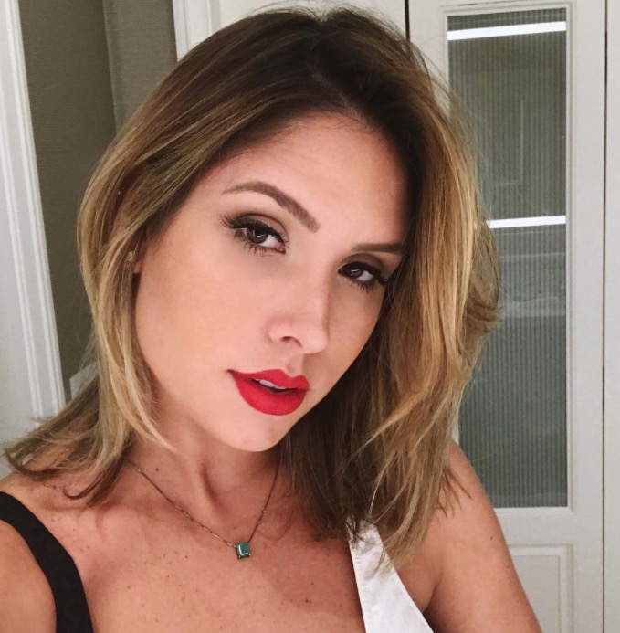 Mulher de Wesley Safadão mostra barriguinha de fora na academia