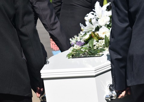 Mulher é baleada dentro de casa no velório do filho