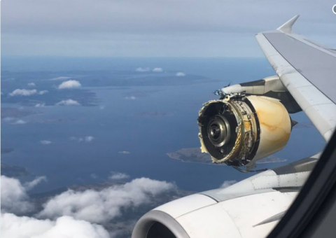 Passageiros presenciam motor de avião ser destruído em pleno ar