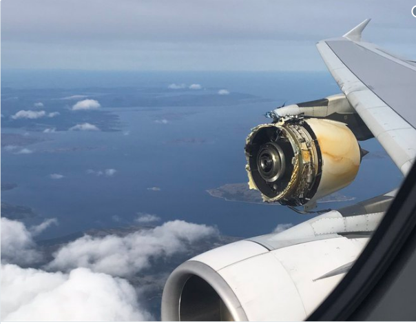 Passageiros presenciam motor de avião ser destruído em pleno ar