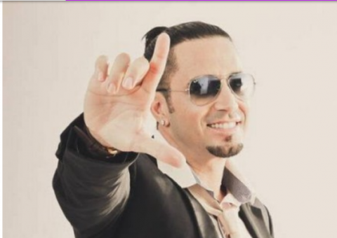 Após ordem de prisão, Latino faz 'piada' nas redes sociais: 'Foragido'