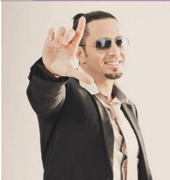 Após ordem de prisão, Latino faz 'piada' nas redes sociais: 'Foragido'