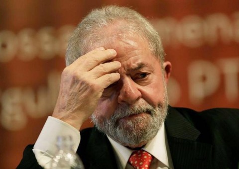 Lula denuncia que 'estão vendendo o Brasil'