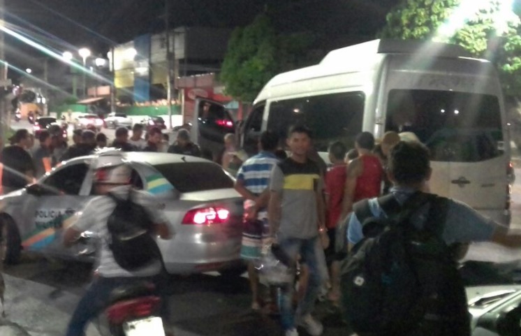 Para escapar de assalto, motorista joga van contra canteiro central em avenida de Manaus