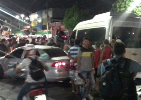 Para escapar de assalto, motorista joga van contra canteiro central em avenida de Manaus