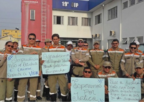 Após atropelamento de colega, agentes de trânsito pedem justiça em frente a delegacia de Manaus