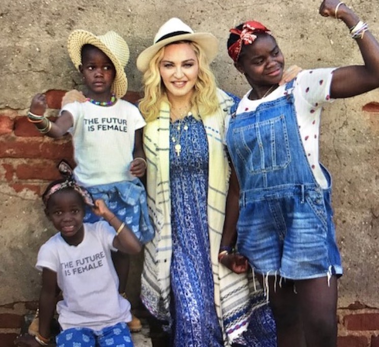 Madonna e as filhas estão aprendendo português ouvindo funk de MC Kevinho