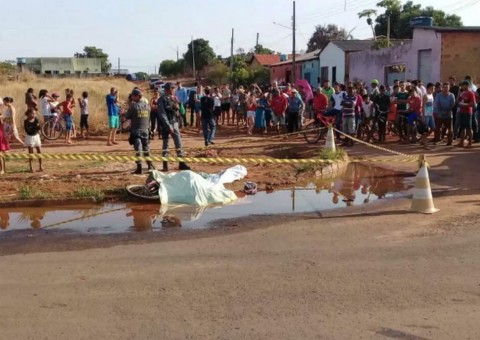 Carreta sobe na calçada e mata gêmeos de 4 anos a caminho da escola 