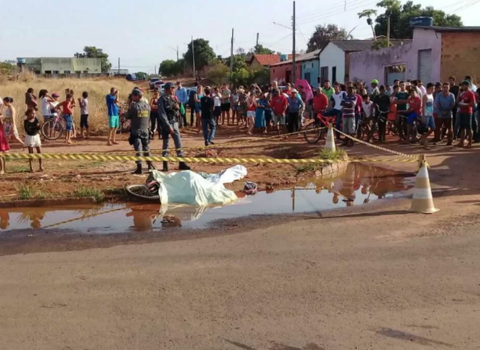 Carreta sobe na calçada e mata gêmeos de 4 anos a caminho da escola 