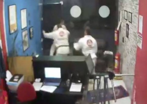 Bandidos tentam assaltar academia de jiu-jitsu e se dão muito mal