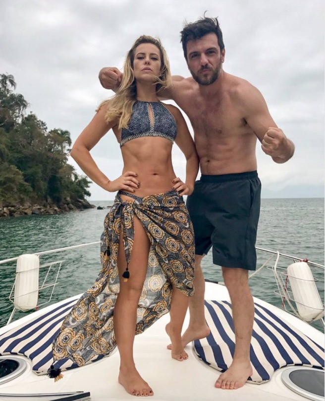 Paolla Oliveira posa de biquíni com Rodrigo Lombardi e revela barriga sarada