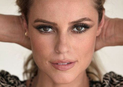 Paolla Oliveira posa de biquíni com Rodrigo Lombardi e revela barriga sarada