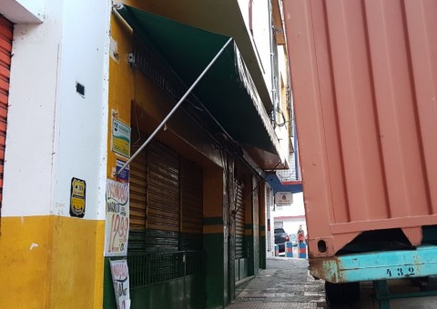 Dez pessoas viram reféns durante assalto em loja de Manaus