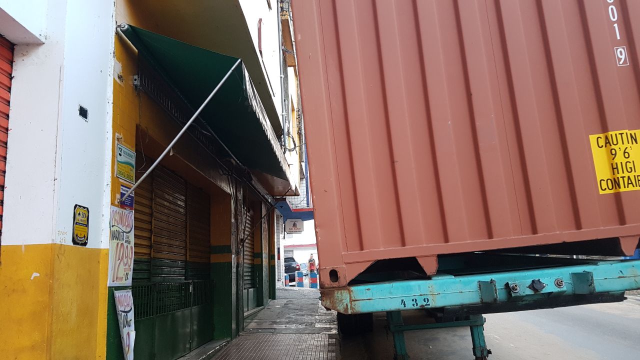 Dez pessoas viram reféns durante assalto em loja de Manaus