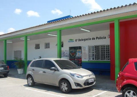 Com criança, mulher esfaqueia mototaxista e leva moto em Manaus