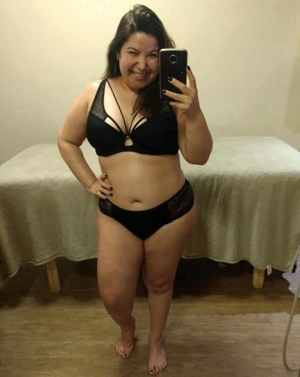   Mariana Xavier aparece só de lingerie em foto e marmanjos se empolgam: 'delícia'