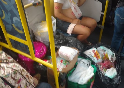 Ambulante ganha chá de bebê dentro de ônibus e imagens viralizam na internet