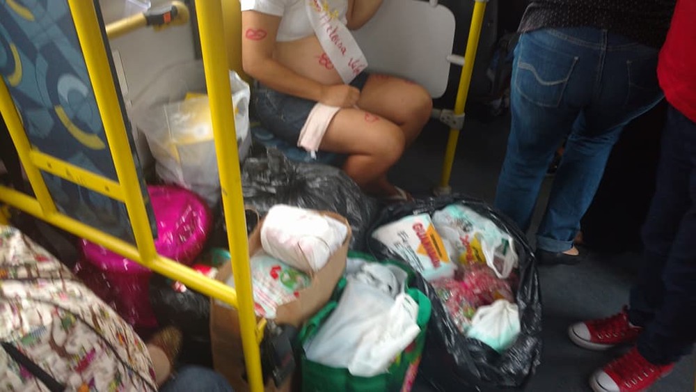 Ambulante ganha chá de bebê dentro de ônibus e imagens viralizam na internet