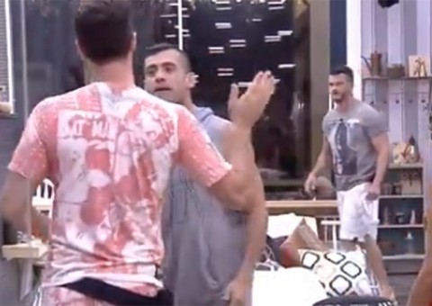 A Fazenda 9: Marcelo Ié Ié e Yuri 'brigam' com empurrões e tapas na cara e peões reclamam